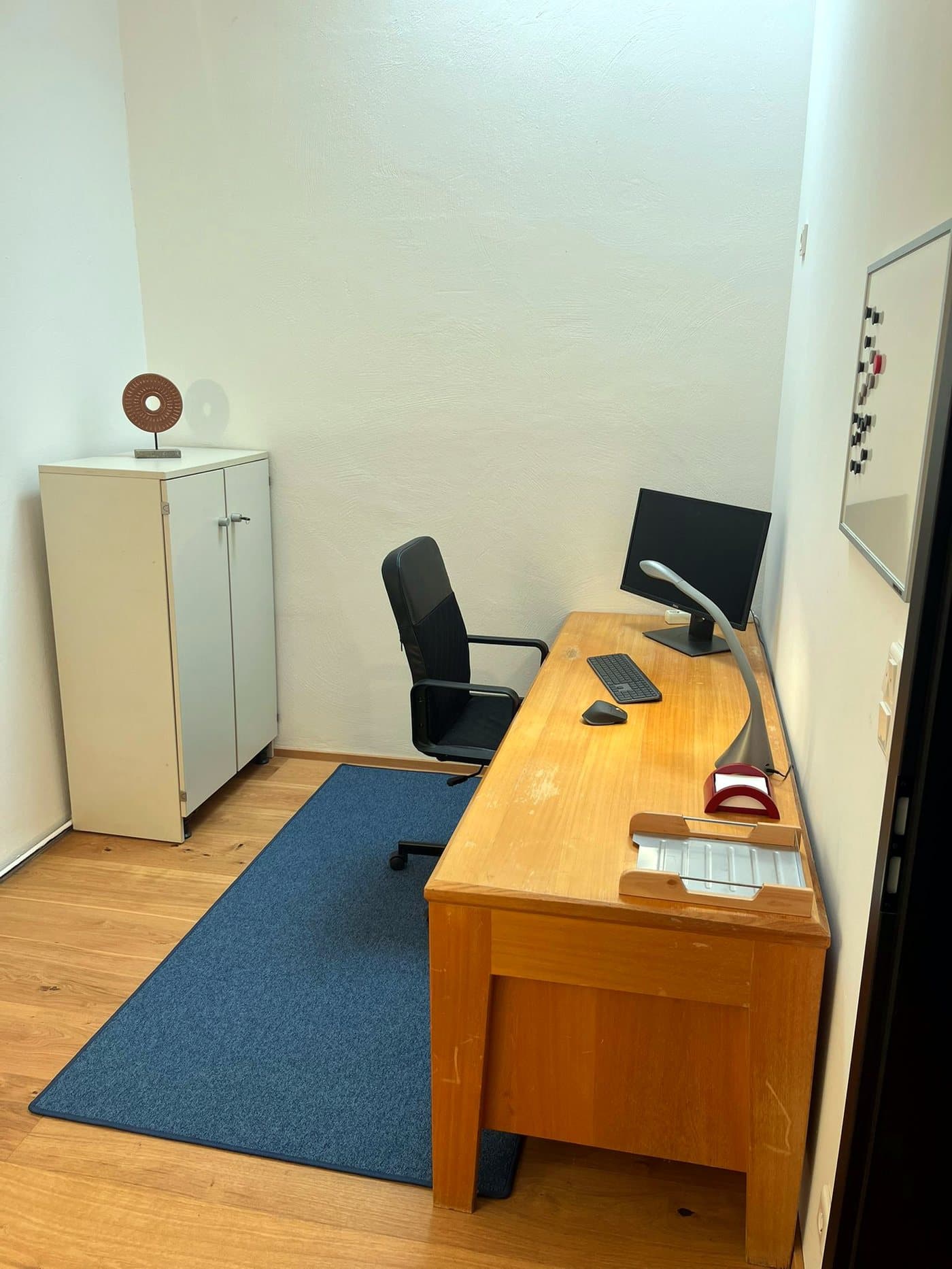 Schreibtisch mit Teppich