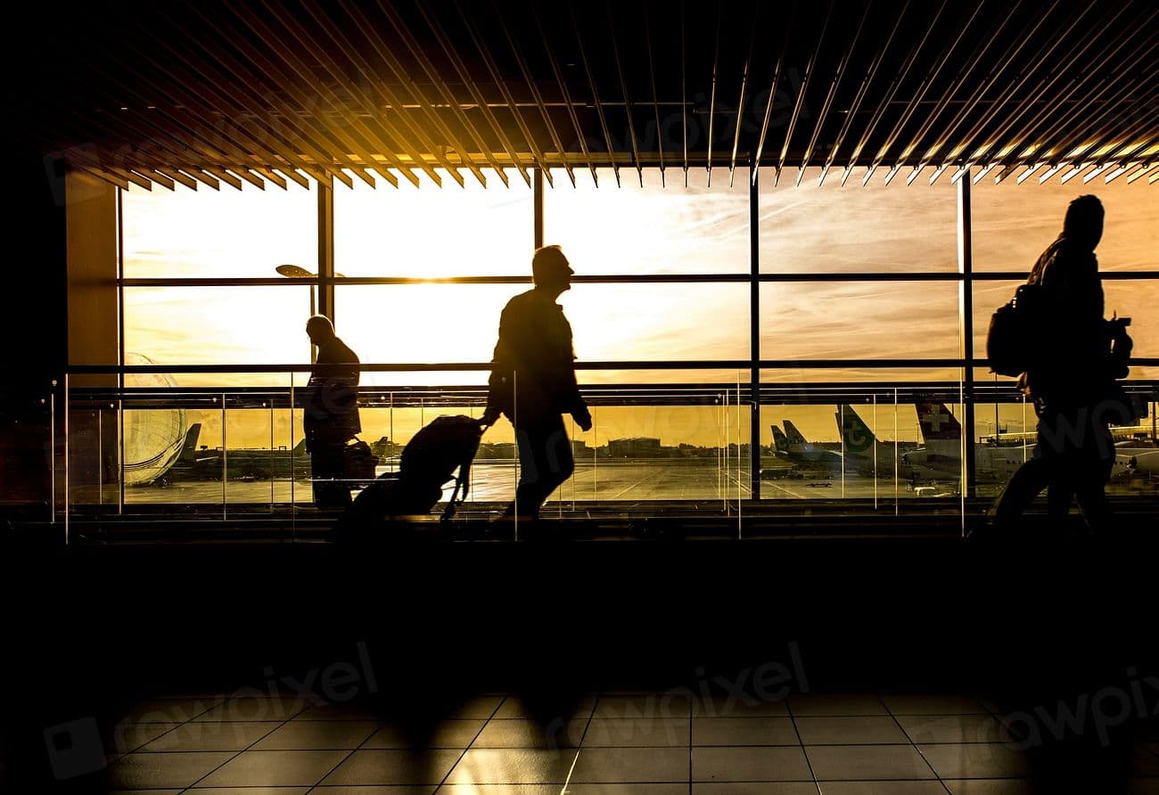 Reisender arbeitet mit Laptop am Flughafen