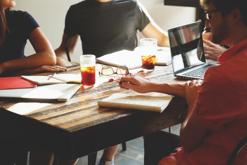 Team im Besprechungsraum eines Unternehmens